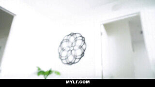 Mylf - Lilly Hall kézbe veszi a péniszt