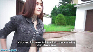 Public Agent - Tabitha Poison a kitetovált fiatal pina