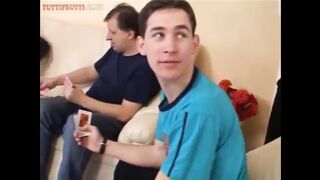 Zsuzsit a kokeró tinédzser nőcit partiba nyomják