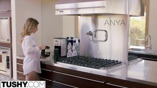 Anya Olsen a tökéletes repedtsarkú barinő