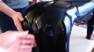 Latex ruhás anyukát fenékbe szexelnek