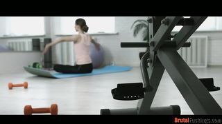 Jogázó fiatal kis csajt kufircol hátsó bejáratba az edő