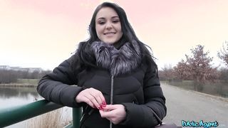 Orosz tinédzser pipi pénzért szexel