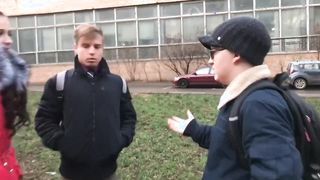 Zsenge kis csajt a haverjai reszelik meg