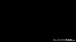 BlackedRaw - Oxana Chic zsenge nőci rábukik a faszra
