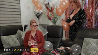 Brazzers - Sara Jay és Sally D'Angelo édeshármasban kefélnek