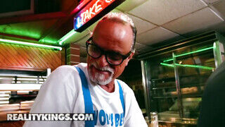 Reality Kings - Sadie Pop a cafka fiatal csaj