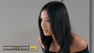 Brazzers - Avery Black idősebb krapek péniszén lovagol