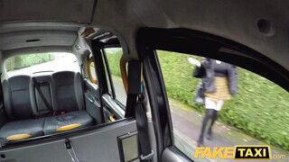 Fake Taxi - Szoknyás fiatal csajszi a taxissal dug