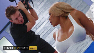 Brazzers - Moriah Mills a hatalmas picsájú néger lány