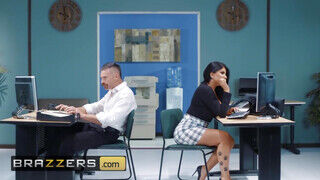 Brazzers - A szívdöglesztő Romi Rain az irodában dug