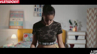 A Girl Knows - Sportos csajok nyalakodnak