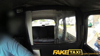 FakeTaxi - piros tornacipős csajszi análba kéri