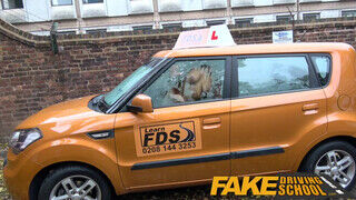 Fake Driving School - debella gádzsi alig fér el a kocsiban