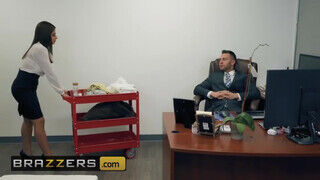 Brazzers - Ella Knox az óriás cickós dél amerikai gádzsi