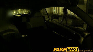 FakeTaxi - Olasz maca a taxiban kamatyol
