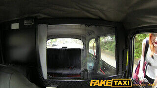 FakeTaxi szenvedélyes vörös csajszika extra kannákkal