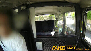 FakeTaxi házas lány extra kukit akar