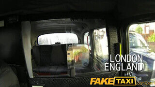 FakeTaxi világos szőke lányt nem nagyon zavarja az idősebb bőrös virsli