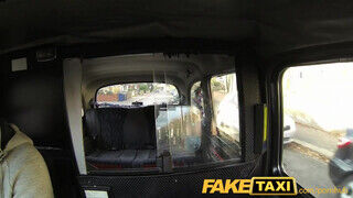 FakeTaxi - gigantikus száj, méretes segg és egy lucskos bulkesz