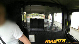 FakeTaxi 26 éves csajszinak nem elég a termetes pöcs