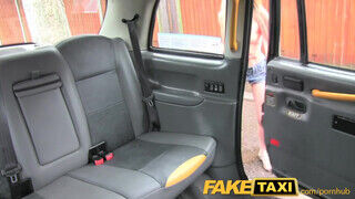 FakeTaxi vékony világos szőke csajszika keményen kedveli csinálni