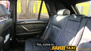 FakeTaxi bombázó nőci csattogó csöcsökkel