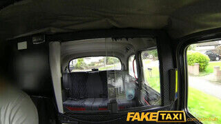 FakeTaxi vörös hajú szuka idősebb faszra bukik