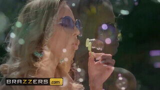 Brazzers - Olivia Austin nem csak cicibe reszelve