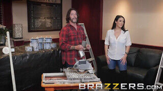 Brazzers - Angela White ánuszát a melós döngeti