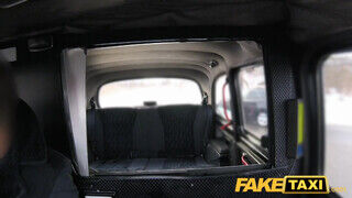 Fake Taxi termetes pinájú szuka zokniban kúr