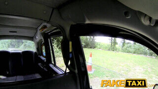FakeTaxi még a sofőr popóját is kinyalja a nőci