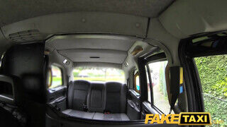 FakeTaxi egyetemista lánynak öltözött gádzsi