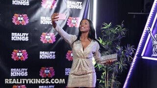 Reality Kings - Jenna Fox és a lógós nagy csöcsei