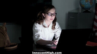 InnocentHigh - Gracie May Green punciját a professzor úr bassza