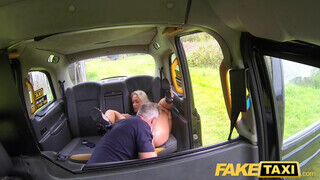 Fake Taxi - Méretes didkós milf meghágva a hátsó ülésen