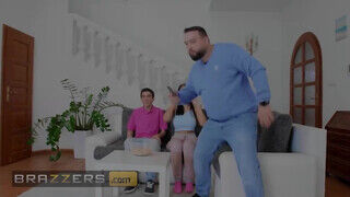 Brazzers - Jennifer Mendez zsenge krapek péniszén lovagol