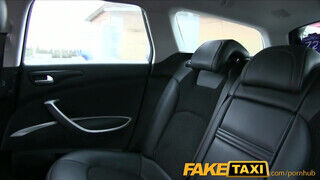FakeTaxi - Zsenge spinét megbasznak a hátsó ülésen