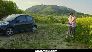 Cherry Kiss megengedi popsiba - Anal mom