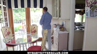 MyBabySittersClub - vonzó zsenge csajszi és a férj