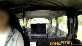 FakeTaxi - Chantelle Fox kupakol a taxissal
