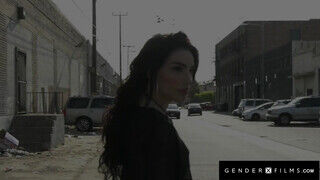 GenderXFilms - Transzvesztita fiatal lovagol