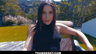Abella Danger és a tenisz oktató