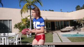 TittyAttack - Cece Capella mell közé veszi