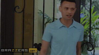 Brazzers - Casca Akashova kikezd a zsenge palival
