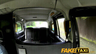 FakeTaxi - világos szőke Milf keményen imádja