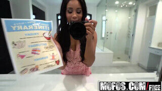 Mofos - Jenna Foxx a hatalmas tőgyes barna csajszika