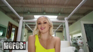 MOFOS - Natalia Queen gondosan megkettyintve