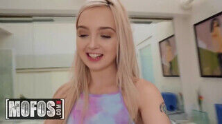 MOFOS - Lexi Lore gondosan popsiba dugva