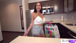 BrattyMILF - Victoria June a szuper bombázó anyuci